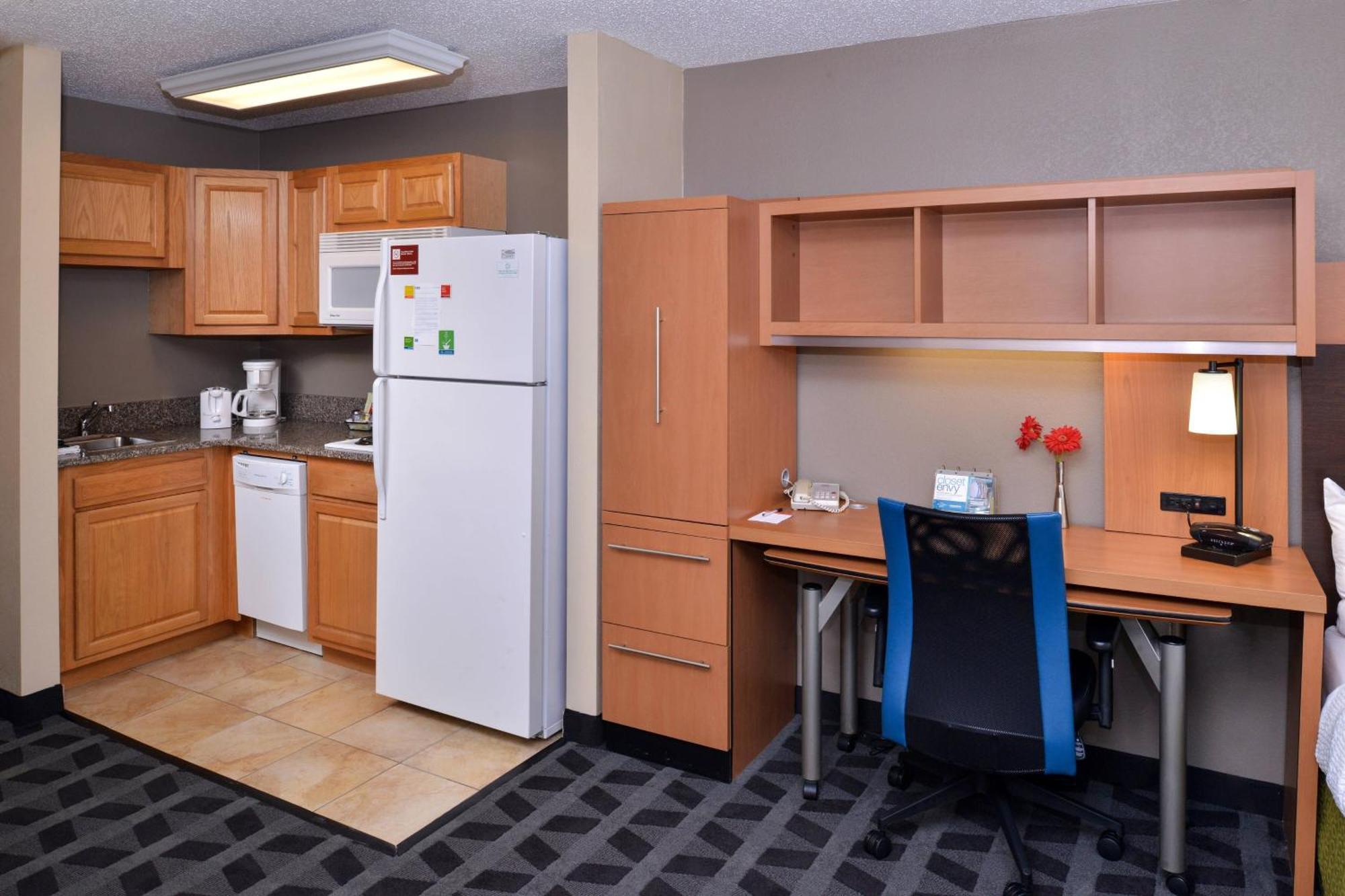 Towneplace Suites Detroit Уоррен Экстерьер фото