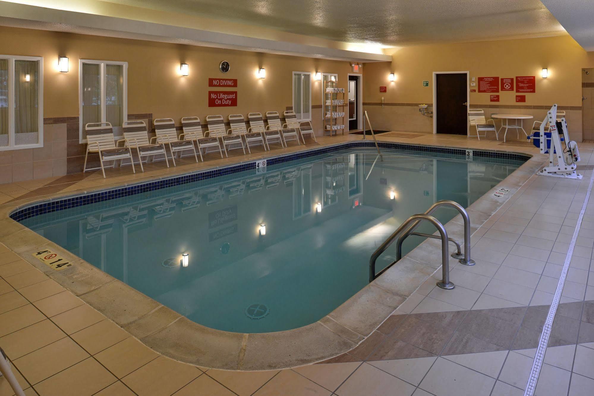 Towneplace Suites Detroit Уоррен Экстерьер фото